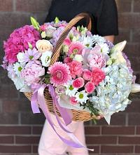 Композиция солнечный день в Смоленке Цветочная композиция из Розы, Хризантемы, Пионы и Лизиантусы в корзине в Смоленке