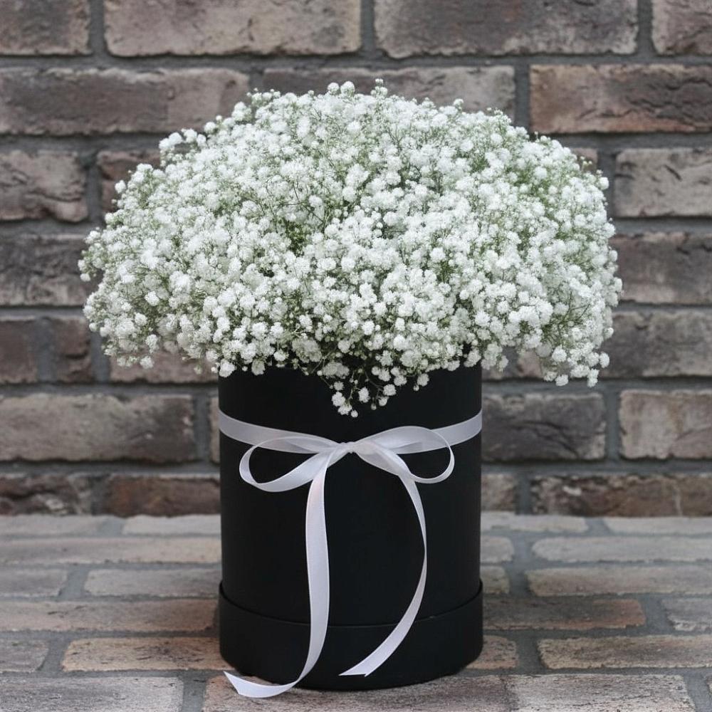 Цветочная композиция из Гипсофила в шляпной коробке в Смоленке