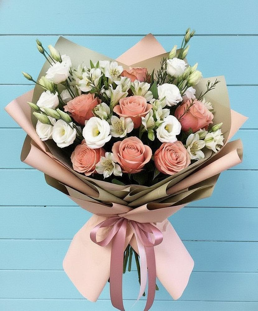 Букет цветов из: Розы, Альстромерии и Лизиантусы в Смоленке