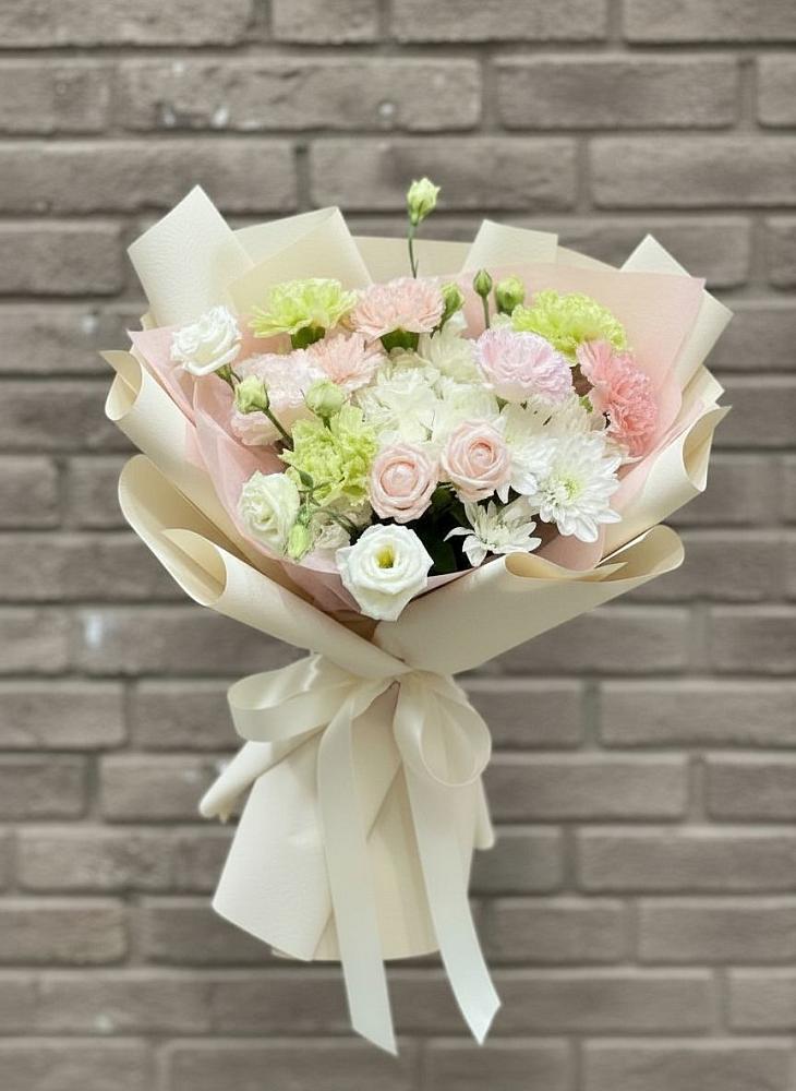 Букет цветов из: Гвоздики, Розы, Лизиантусы и Хризантемы в Смоленке