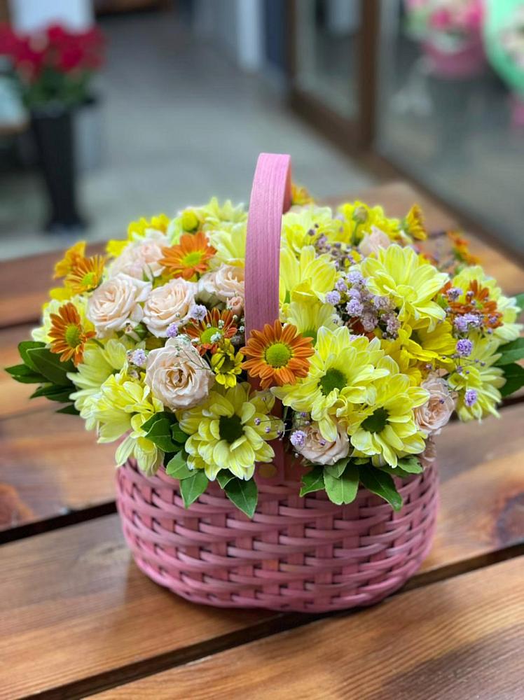 Цветочная композиция из Хризантемы и Розы в корзине в Смоленке
