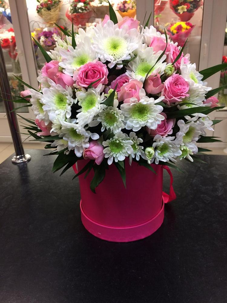 Цветочная композиция из Розы и Хризантемы в шляпной коробке в Смоленке