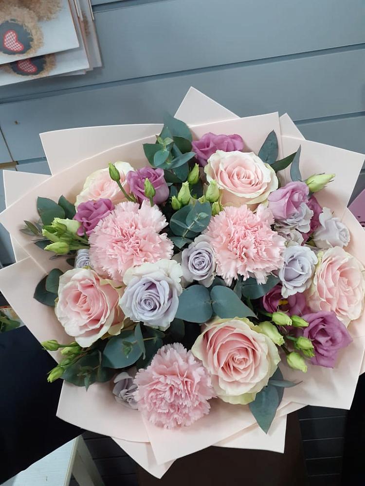 Букет цветов из: Розы, Гвоздики и Лизиантусы в Смоленке